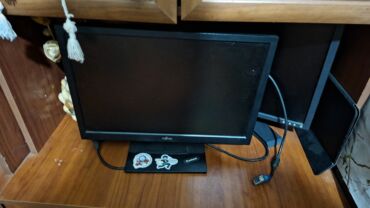 toshiba komputer: Fujitsu LCD monitor dəsti - Ekran: təxminən 22” (16:9), mat səthli