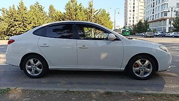 taube kondisioner: Hyundai Elantra, ağ rəngli sedan.nömre üstünde verilir peredok arxa — 3