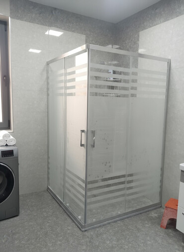 hamam qapi: Alüminium çərçivəli və şüşə panelli duş kabinəsi. Buzlu şüşə dizaynı