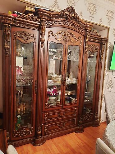 Klassik üslubda dəbdəbəli vitrin-bufet dolabı - Material: kütləvi