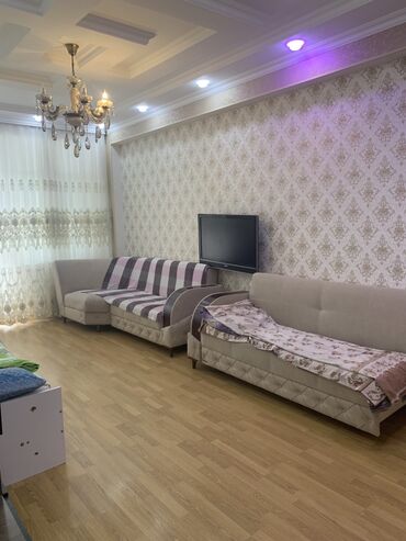 Uzunmüddətli kirayə mənzillər: Mənzilin təsviri - Geniş, işıqlı zal: dekorativ tavan işıqlandırması — 2