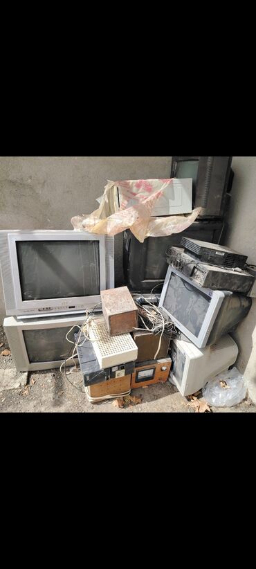 Тарелки: Köhnə televizorlar və digər əşyalar