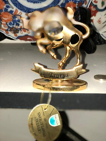 (24K Gold plated), дополненное сверкающими кристаллами и стразами