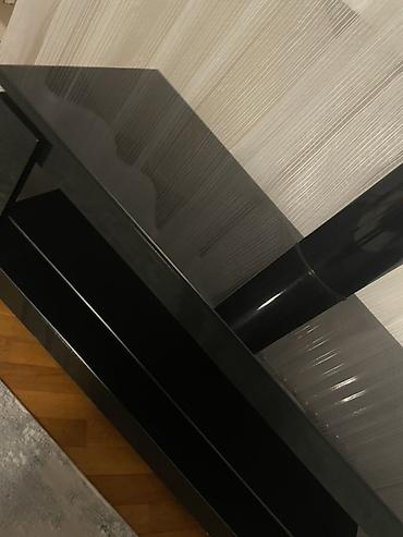Qara şüşə TV stendi - Material: parlaq şüşə üst səth, möhkəm qara