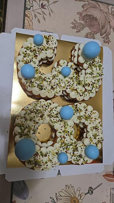 Кондитерские изделия, сладости: Десерты на заказ: капкейки и цифро‑торт. - Капкейки в золотых — 7