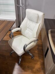 Ofis və oyun kresloları: Yeni, Təkərli, Qolları tənzimlənir, Dəri — 18