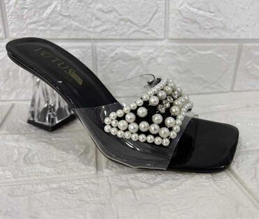 Sandale: AKCIJA
1700din.
roba sa Kosova — 1