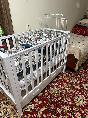 Детская кроватка с маятниковым механизмом и выдвижным ящиком