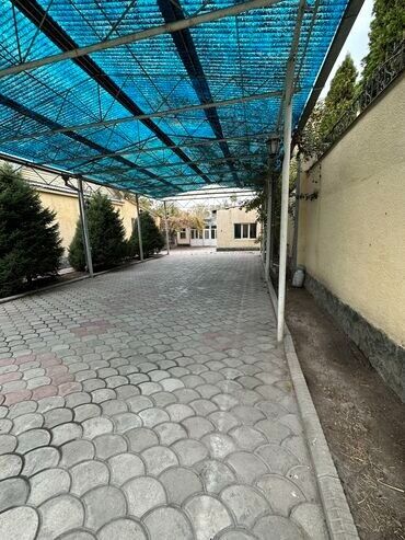 аренда частный дом в бишкеке: 68 м², 2 комнаты, Парковка, Подвал, погреб, Забор, огорожен