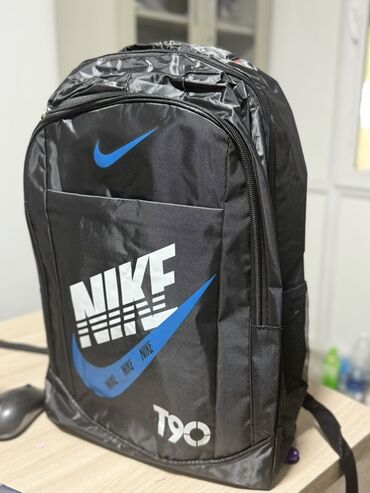 настольная футбольная игра: Рюкзак Nike T90 черного цвета с ярким синим логотипом и белой надписью