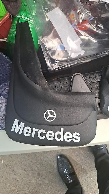 mersedes qapi: Qara rəngli, üzərində Mercedes loqosu və yazısı olan palçıq — 2