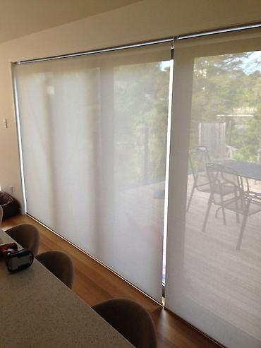 Жалюзи и рольшторы: Рулонные шторы с горизонтальными полосами предлагают современное и — 2