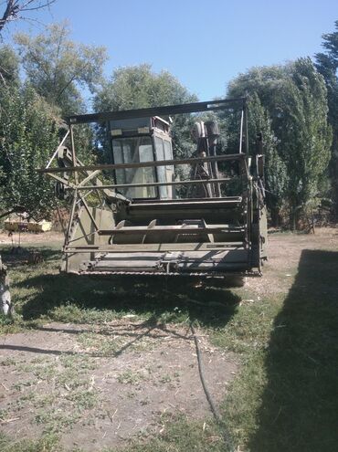 Зерновые жатки: Продается силосный Камбайын собой имеется две жатки .один силосный — 15