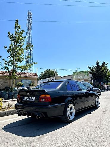 e39 guzgu: BMW 5 Series E39 sedan – qara rəng, M-paket üslublu eksteryer — 6