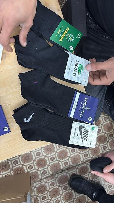 yeni il corablari: Müxtəlif brendlərdən (Formenti, Lacoste, Nike) qara rəngli corablar — 1