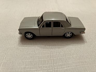 Oyuncaq nəqliyyat: Metall korpuslu kolleksiya maşın modeli - Klassik 4 qapılı sedan — 2
