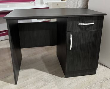 Stolovi: Na prodaju radni stolovi, u dve različite boje Dimenzije crnog radnog — 4