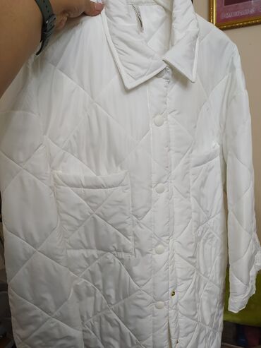 Демисезонные куртки: Продаю шикарную белоснежную курточку, производство Италия,размер — 12