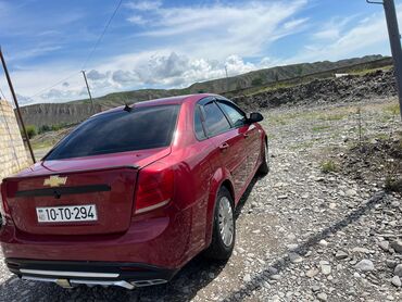 Digər Avtomobillər: Qırmızı rəngli 4 qapılı sedan Mühərrik və ötürmə: - Benzinli mühərrik — 13