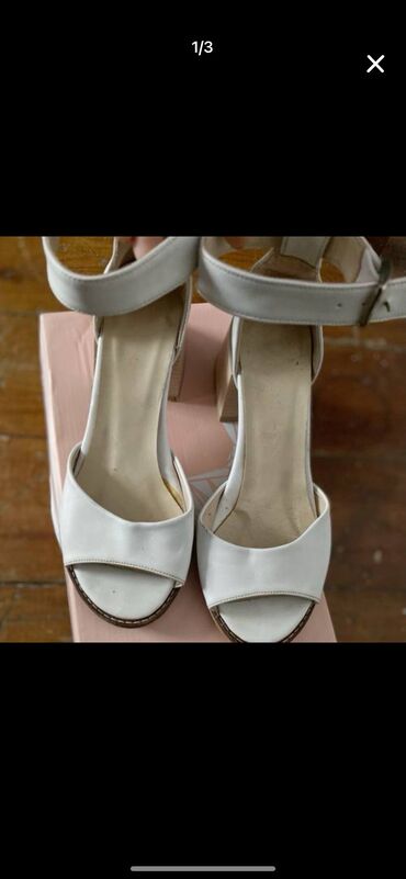 zhenskie sandali adidas adilette: 36, цвет - Белый, Б/у