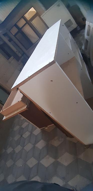 Офисная мебель на заказ: Ağ rəngli vitrin/recepsion masası - Material: laminat/LDSP taxta — 2