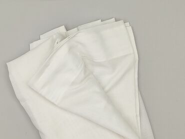 Zestaw białych serwetek, wykonanych z gładkiego materiału. Serwetki są
