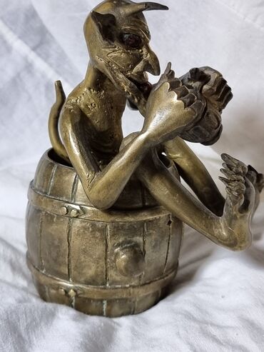 Антиквариат: Пепельница БРОНЗА . Антикварная. Раритет. Черт пьёт пиво. Привезли из — 3
