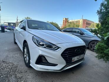 Hyundai: Продается белый седан Hyundai Sonata. Автомобиль в хорошем состоянии