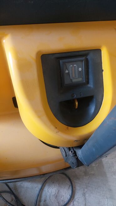 robotlaşdırılmış sürət qutusu: Elektrik Palet Yığıcı (Stacker) – sarı rəngli, piyada idarəetməli
