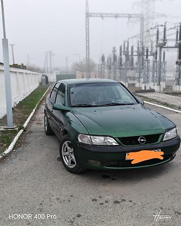 dirsək altı: Opel Vectra B sedan - Kuzov: 4 qapılı sedan, yaşıl rəng - Mühərrik — 2