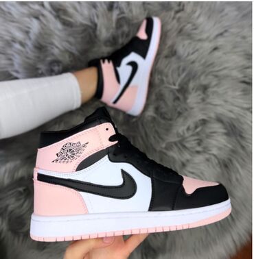Patike: Jordan air 1 duboke jordanke

Novo
Brojevi 36 do 40 — 8