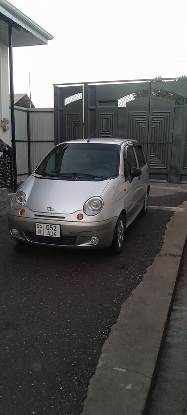 даевоо матиз: Автомобиль Daewoo Matiz серебристого цвета, компактный и экономичный