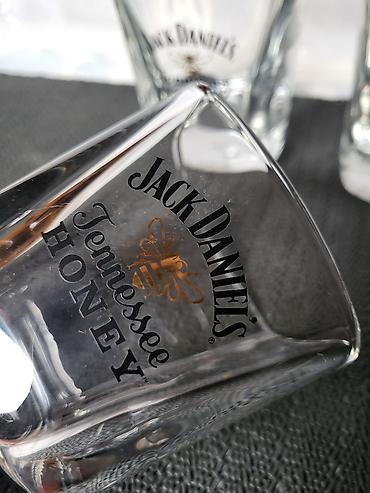 Čaše: Brendirane nove case J.Daniels za zestoka pica. Original case za — 14