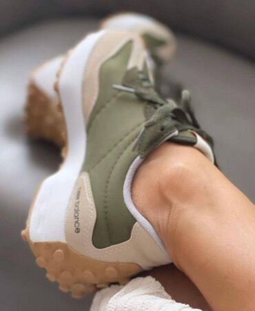 Patike: New balance 327 patike

Novo
Brojevi 36 do 40 — 12