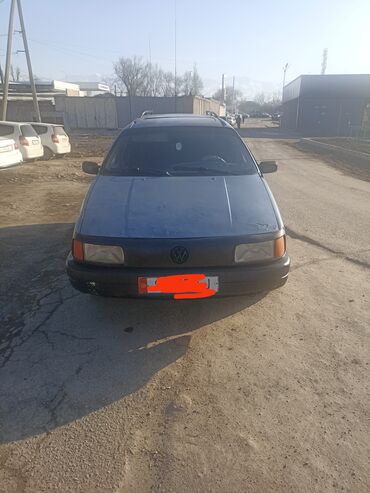 семиместные машины: Универсал Volkswagen Passat в синем цвете, оснащенный багажником на