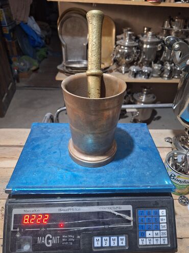 Digər qab-qacaq və mətbəx ləvazimatları: Dəstə daxilində müxtəlif ölçülü və formalı mis həvənglər və əzgilər — 8