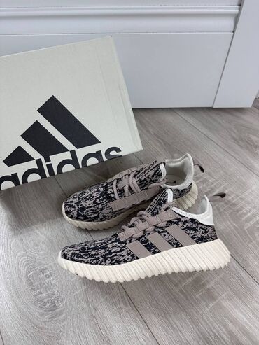 лосины спортивные: Кроссовки Adidas, 💯 оригинал,из Америки 
Размеры 39;39,5;40
8500