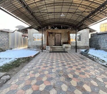 продаю дом в центре города бишкек: 100 м², 4 комнаты, Требуется ремонт Без мебели
