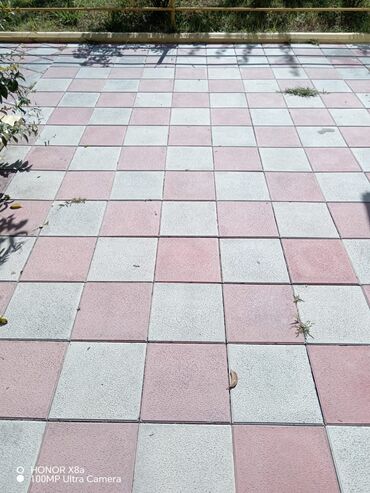 Tamet: Müxtəlif çalarlarda olan beton plitələrdən hazırlanmış səki örtüyü -da lalafo.az — 3 Tamet: Müxtəlif çalarlarda olan beton plitələrdən hazırlanmış səki örtüyü — 3