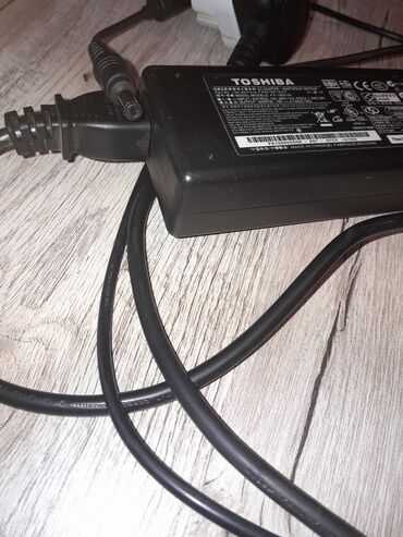 adaptorlar: Noutbuklar üçün nəzərdə tutulmuş Toshiba brendinə məxsus adapter