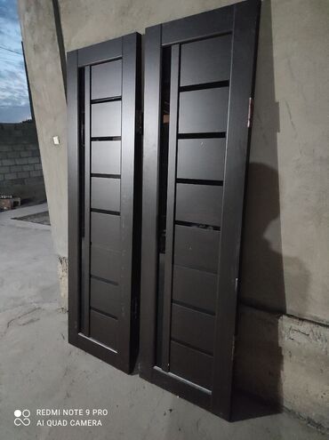 Двери и комплектующие: Б/у двойные двери межкомнатные деревянные, состояние отличное. Размер