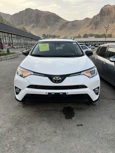 квадроцикл для подростков: Белый кроссовер Toyota RAV4 с заметным дорожным просветом и багажными