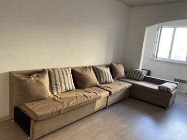угловые диваны для гостинной: Угловой диван, цвет - Бежевый, Б/у