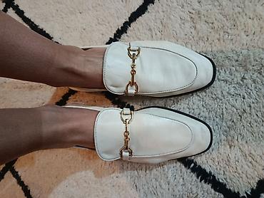 comfort obuca: Zenske mokasine – kožna obuća u beloj boji sa zlatnom kopčom - Model — 1