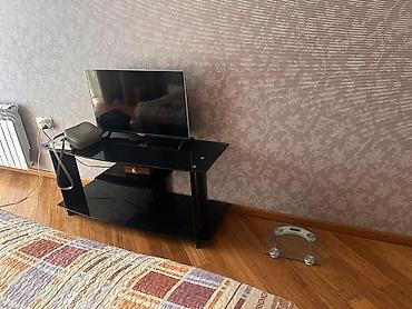 şuşə polka: Qara şüşə TV stendi - Material: qalın temperli şüşə və metal dayaqlar — 1