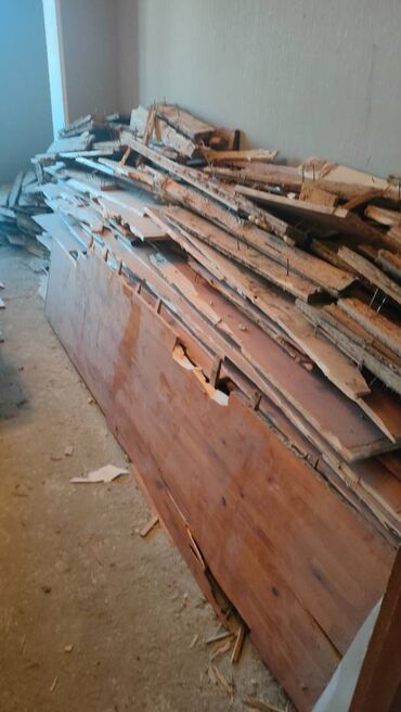 Palletlər, paddonlar: Mənzilin kohnə polu sökülüb satılır.qiyməti razılaşma yolu ilə