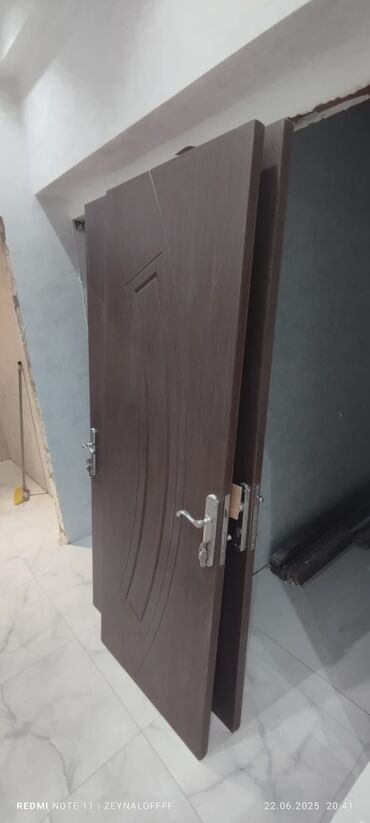 Mətbəx mebeli: 2ci əl otaq qapıları. 5 ədəddir. Real alıcıya endirim olacaq. 205*80