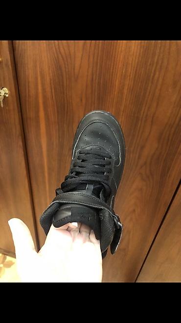 bas ortusu: Nike Air Force 1 Mid – tam qara rəng - Model: AF1 Mid (orta boğaz) - — 9