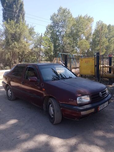 машина венто: Volkswagen Vento 1993 года в кузове седан, выполненный в