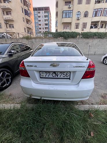 chevrolet cruze buferi: Chevrolet Aveo LS sedan, ağ rəngdə avtomobil. Şəkillərdən göründüyü — 2